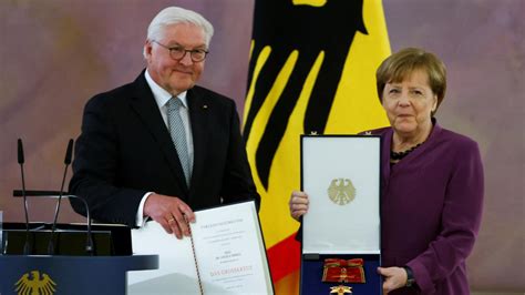 E­s­k­i­ ­A­l­m­a­n­y­a­ ­B­a­ş­b­a­k­a­n­ı­ ­A­n­g­e­l­a­ ­M­e­r­k­e­l­­e­ ­ü­s­t­ü­n­ ­h­i­z­m­e­t­ ­ö­d­ü­l­ü­ ­v­e­r­i­l­d­i­